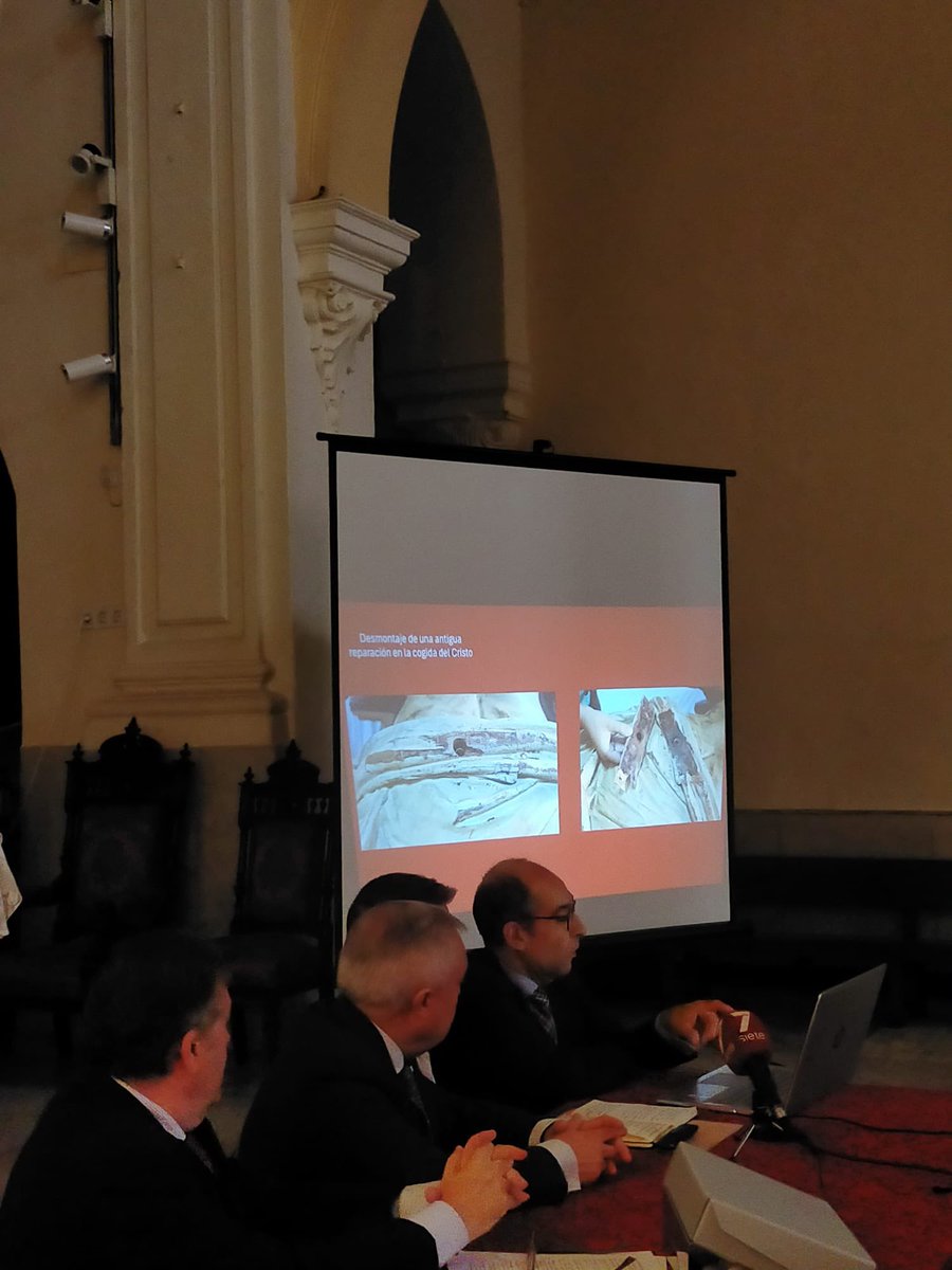 🎙️ Rueda de Prensa <a href="/StoEntierro_Sev/">Santo Entierro Sevilla</a> 

Se muestra a los asistentes el documento original que prueba la autoría del Señor Yacente por Juan de Mesa.

📸 <a href="/espee_guerrero/">Espe</a> 

#TDSCofrade