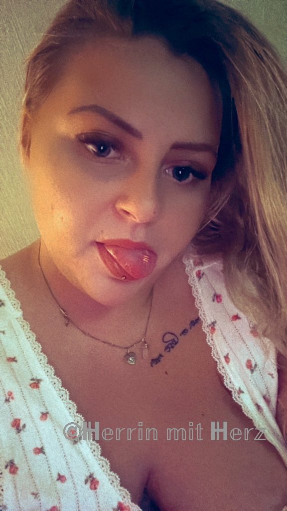 herrinxmitxherz's tweet photo. Die Vorstellung, dass ich dich anspucken würde lässt deinen kleinen Mini ein wenig wachsen. 💦 👿 😈 🤤 

Sende mir Geld 💰 für meinen göttlichen Anblick 👑 

#zahlsklaven #geldsklaven #zahlnutten #wanderhuren #sklaven #geldherrin #moneydomdirectory #findom #femdom #abmelken #blondunddominant #blackmail #schuldschein