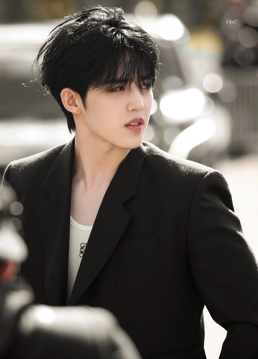 cscthnkr's tweet photo. BORN TO BE A SUPERSTAR.. JUST LOOK AT THAT PERFECT FACE 

#SCOUPSxLoeweSS25 #ParisFashionWeek 
#LoeweSS25 @pledis_17 @LoeweOfficial https://t.co/O51xvNY5UT