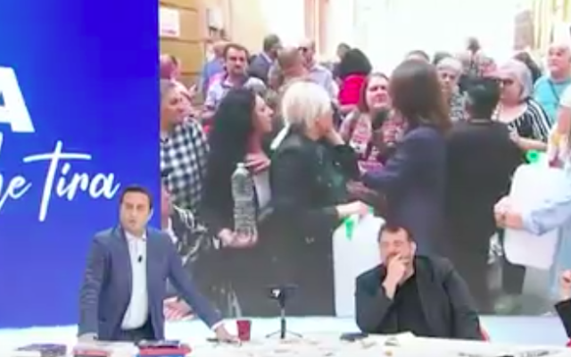 viaggrego's tweet photo. #Malore in #Diretta a L’#AriacheTira: il #Sindaco di #Caltanissetta si #Accascia all’Improvviso, #Parenzo nel #Panico costretto a #Interrompere il #Collegamento! Ecco il #Video! 
https://t.co/XF4YDVRpTB https://t.co/eBIKpqeSEd