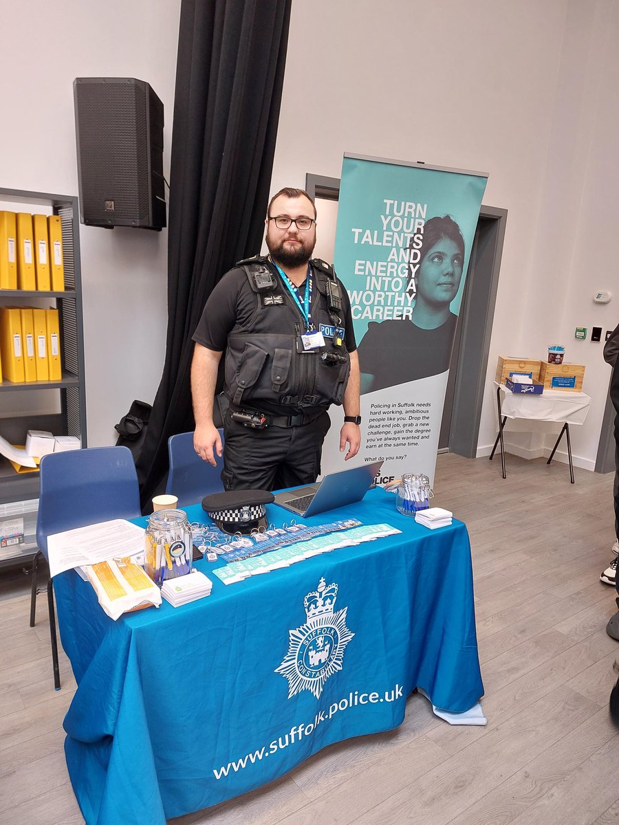 🚔 PC's 864 Smith and 806 Sampher are at Mildenhall College Academy Careers day today speaking to students at the school about a career in policing. 

We are here from 1100 until 1730 for any questions or advice they might have in the joining the police. 🚔