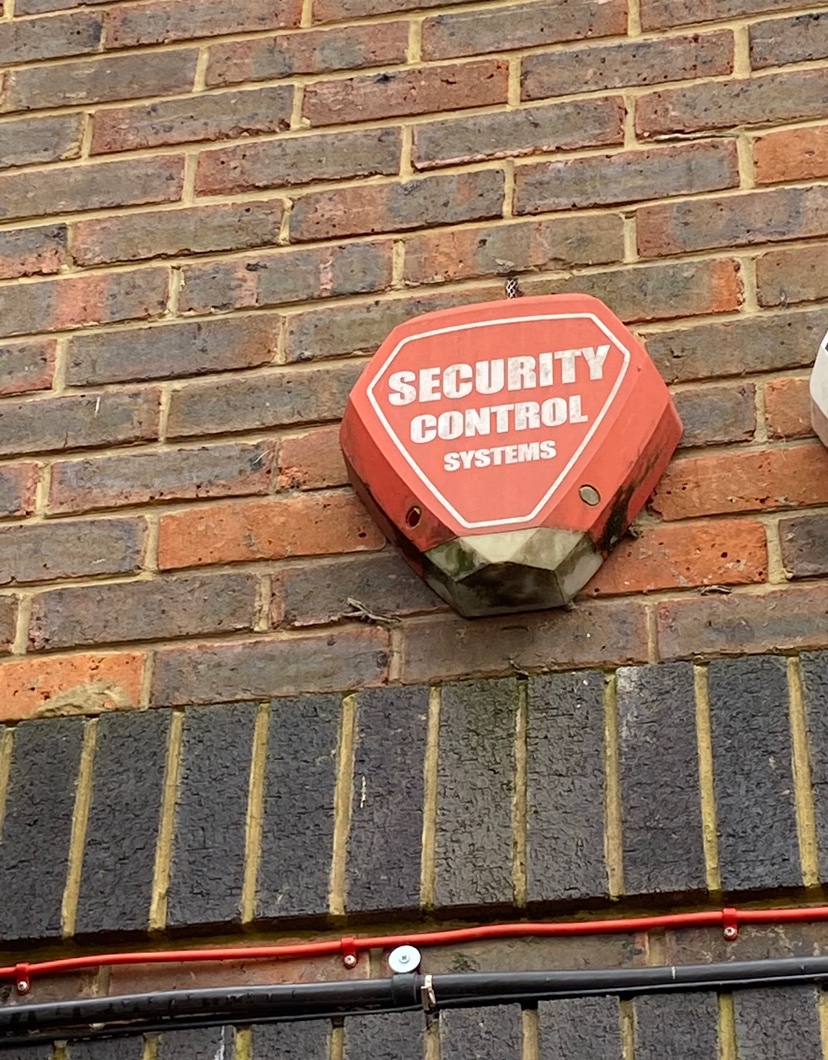 scssecure's tweet image. The OG Security Control Systems bell box! An old but good one…spotted in #wokingham Built to last! #security #alarms #spotted #stillgoingstrong