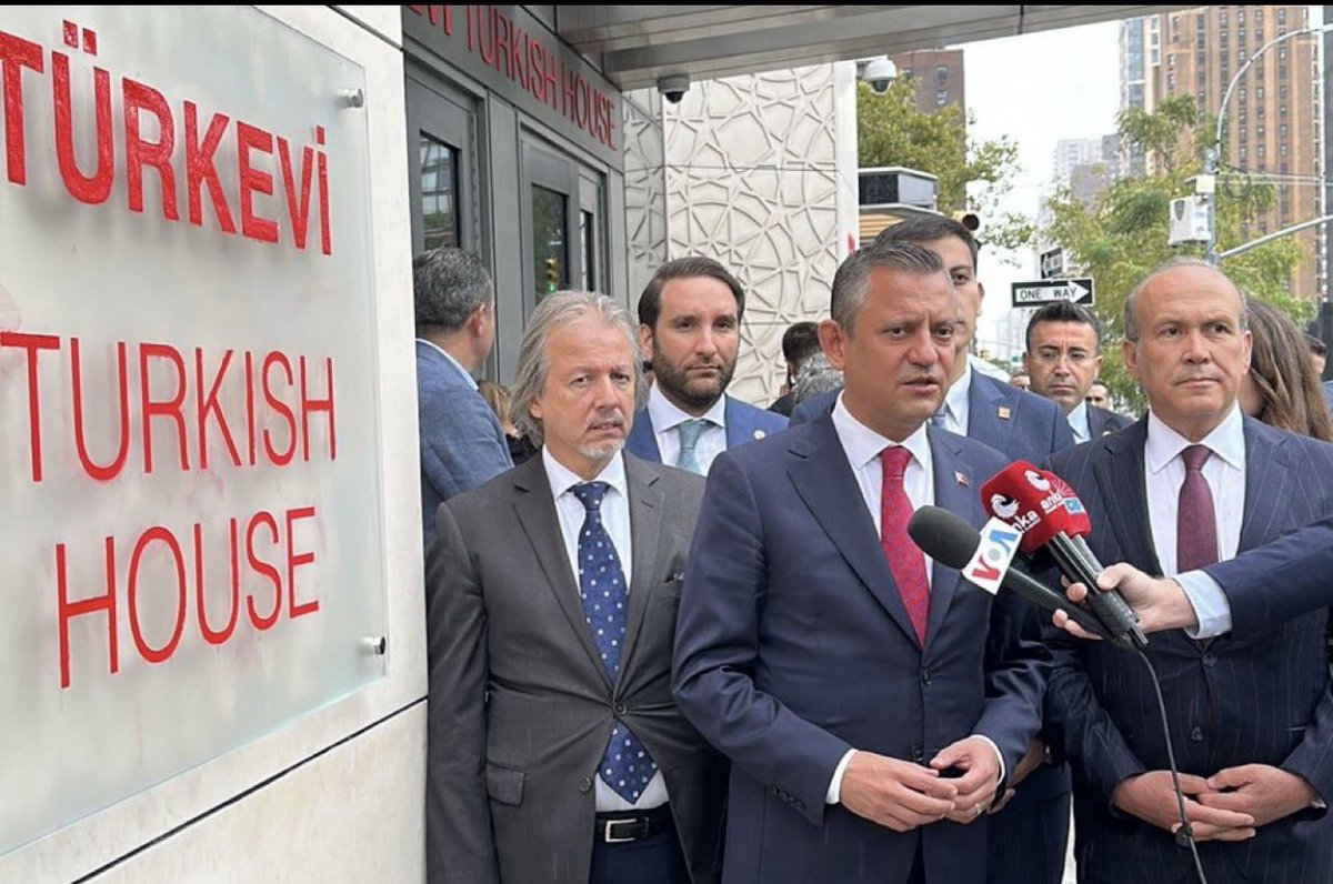 İki refleksle rüşveti bile görmediler! 
‘Aman devlet adına dışarıda bütünlük sergileyelim!’ ve 
‘AKP’li seçmeni kızdırmayalım!’
Anlamadıkları şey şu ‘o devlet’ anlayışı geride kaldı. Bilindik müesses nizam yürütme, yargıyı kendine bağladığında yıkıldı. Erdoğan, ‘Verin 400’ü bu iş