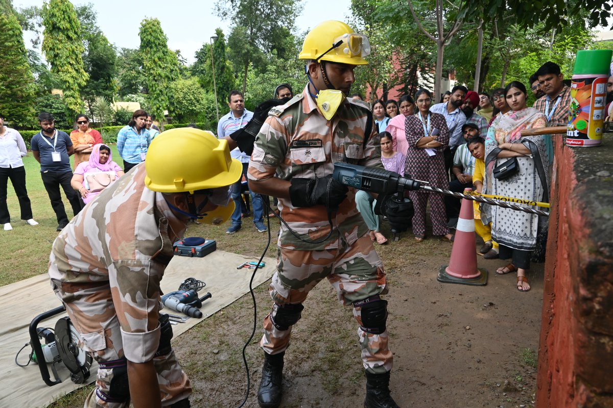 ITBP_official's tweet image. Trainee officials from MGSIPA Punjab, visited NITSRDR, Panchkula, Haryana, where they received training on Medical First Response and Collapsed Structure Search and Rescue. The session provided valuable insights and hands-on experience, benefiting all attendees.
#ITBP