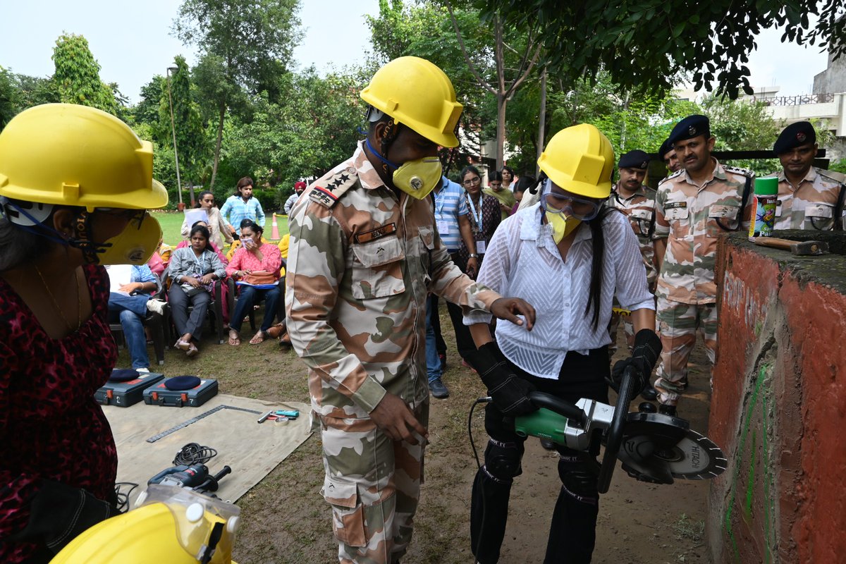 ITBP_official's tweet image. Trainee officials from MGSIPA Punjab, visited NITSRDR, Panchkula, Haryana, where they received training on Medical First Response and Collapsed Structure Search and Rescue. The session provided valuable insights and hands-on experience, benefiting all attendees.
#ITBP
