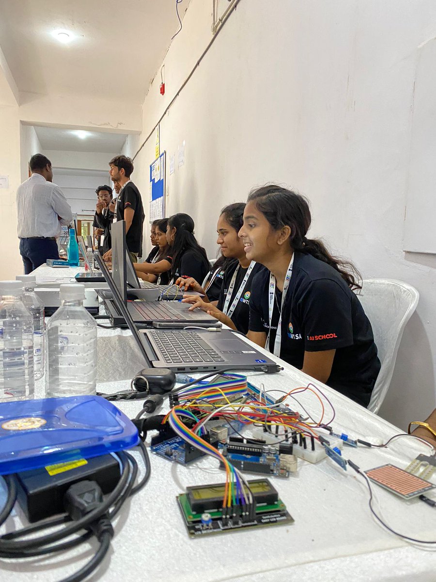 artparkindia's tweet photo. The Department of Telecommunications and the Ministry of Communications, Government of India, in association with ARTPARK and @iiscbangalore as 5G Lab Partners, hosted a thrilling 30-hour 5G and 6G Hackathon, bringing together some of India’s brightest innovators! https://t.co/RU99klavK3