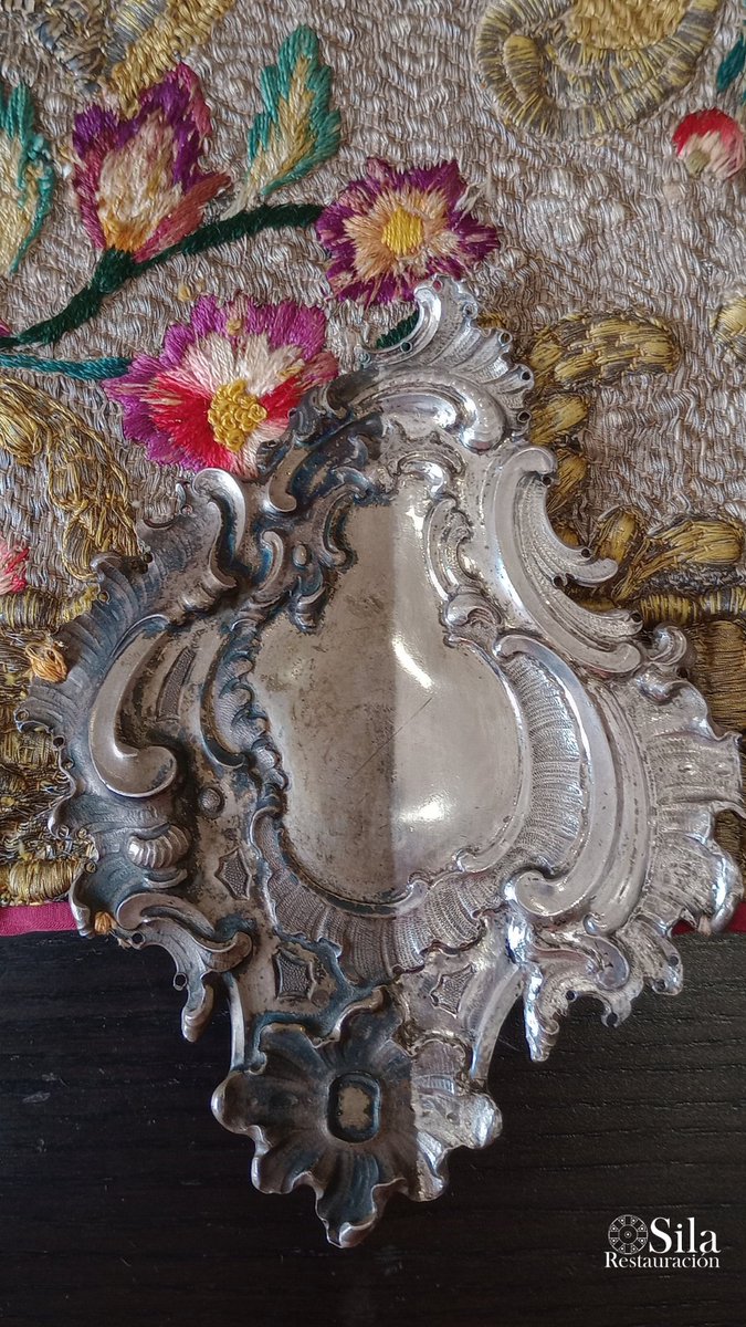 🟠PROCESO DE LIMPIEZA 
 
Proceso de limpieza de una capa pluvial del siglo XVIII bordada en oro, plata y sedas de colores.

En este tipo de piezas observamos la calidad del trabajo y de materiales que se llevan utilizando desde hace siglos en indumentaria religiosa.