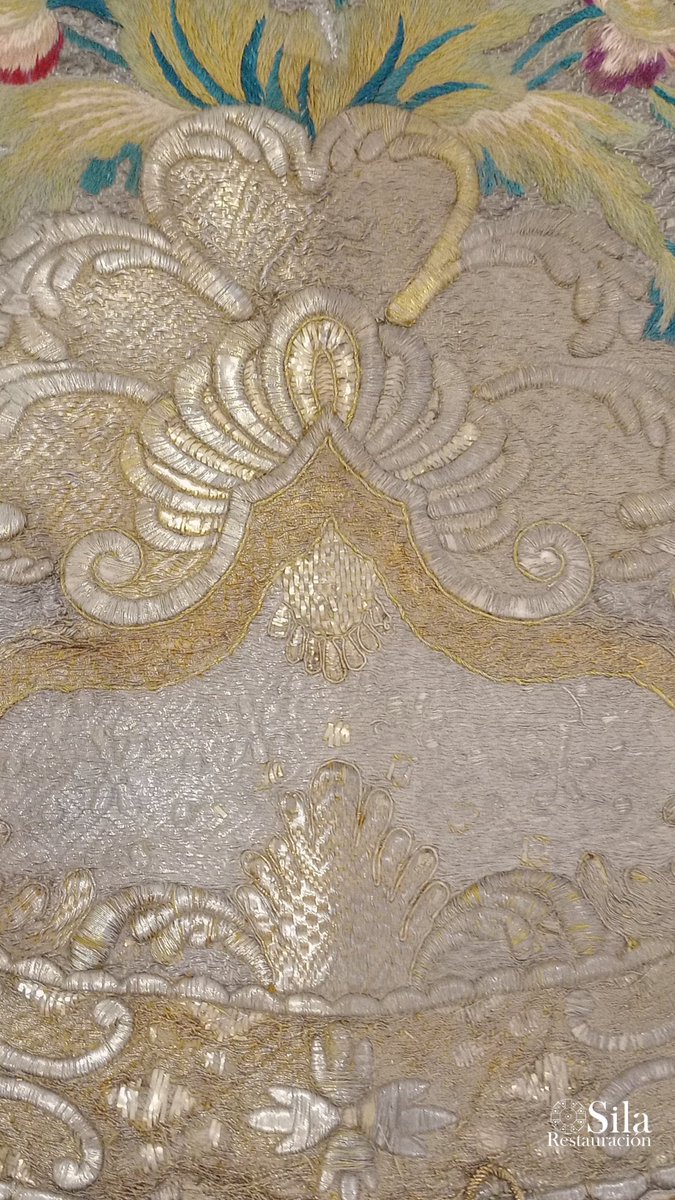 silarestaura's tweet photo. 🟠PROCESO DE LIMPIEZA 
 
Proceso de limpieza de una capa pluvial del siglo XVIII bordada en oro, plata y sedas de colores.

En este tipo de piezas observamos la calidad del trabajo y de materiales que se llevan utilizando desde hace siglos en indumentaria religiosa. https://t.co/kl7LI69KGI