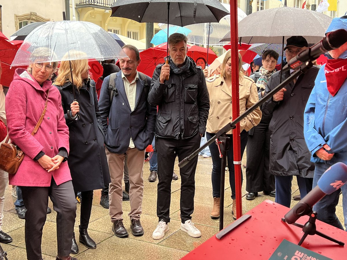 OGBL_Luxembourg's tweet photo. L’OGBL manifeste actuellement devant la Chambre des députés pour protester contre la façon intolérable dont les salariés de Caritas sont traités par le Comité de crise. https://t.co/nKilyh3PZI