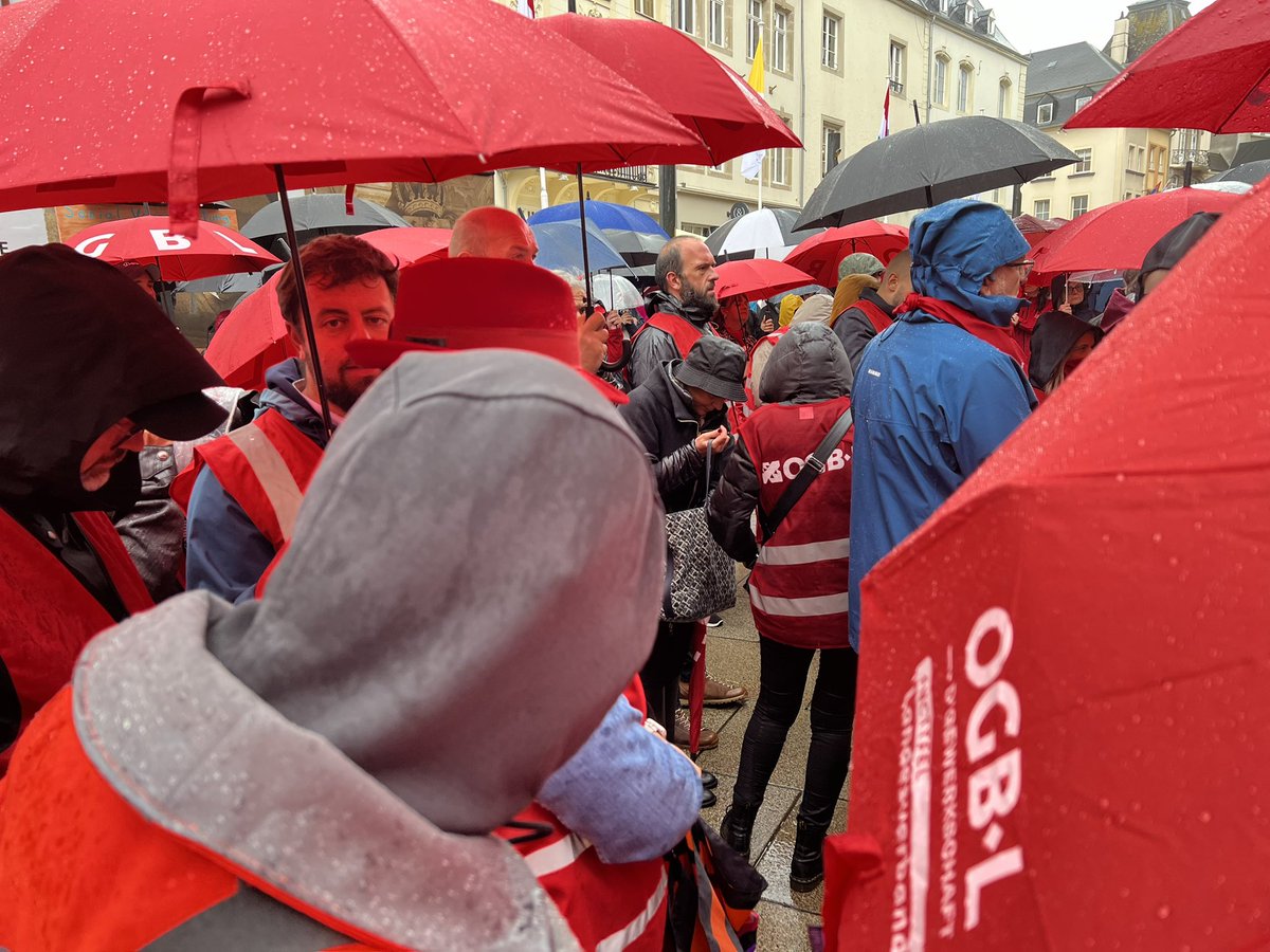 OGBL_Luxembourg's tweet photo. L’OGBL manifeste actuellement devant la Chambre des députés pour protester contre la façon intolérable dont les salariés de Caritas sont traités par le Comité de crise. https://t.co/nKilyh3PZI
