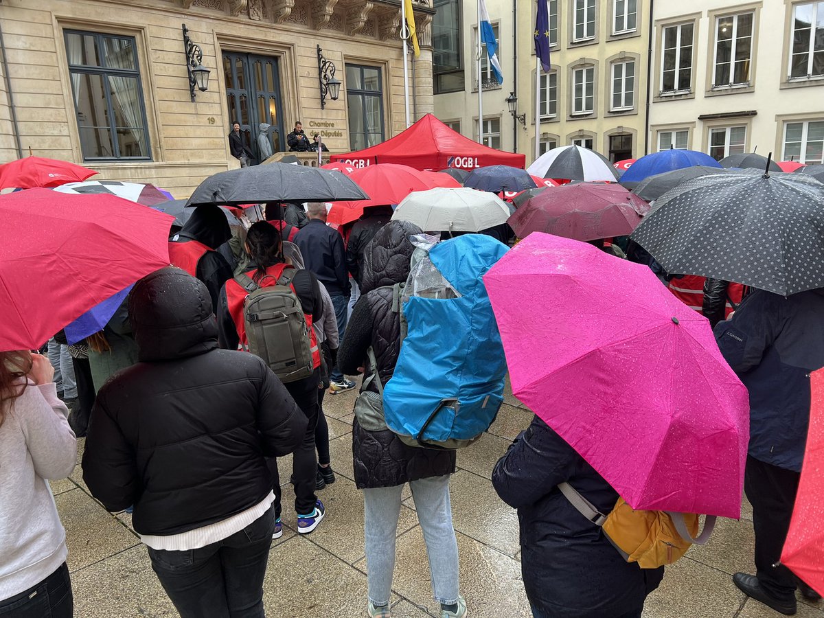 OGBL_Luxembourg's tweet photo. L’OGBL manifeste actuellement devant la Chambre des députés pour protester contre la façon intolérable dont les salariés de Caritas sont traités par le Comité de crise. https://t.co/nKilyh3PZI