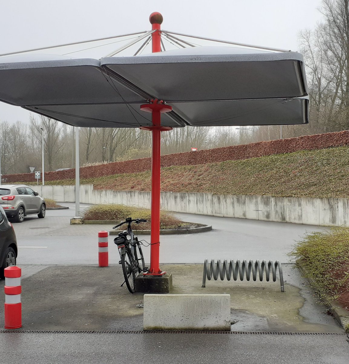 viltoscope's tweet photo. @MichelMagniez @LCyclable Les usagers ne s'y trompent pas: dans ce centre commercial, les vélos équipés d'une béquilles sont généralement attachés au poteau du toit (quand il y a de la place)... https://t.co/RGFsh85B1Z