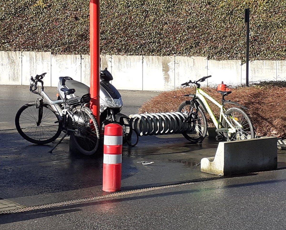 viltoscope's tweet photo. @MichelMagniez @LCyclable Les usagers ne s'y trompent pas: dans ce centre commercial, les vélos équipés d'une béquilles sont généralement attachés au poteau du toit (quand il y a de la place)... https://t.co/RGFsh85B1Z
