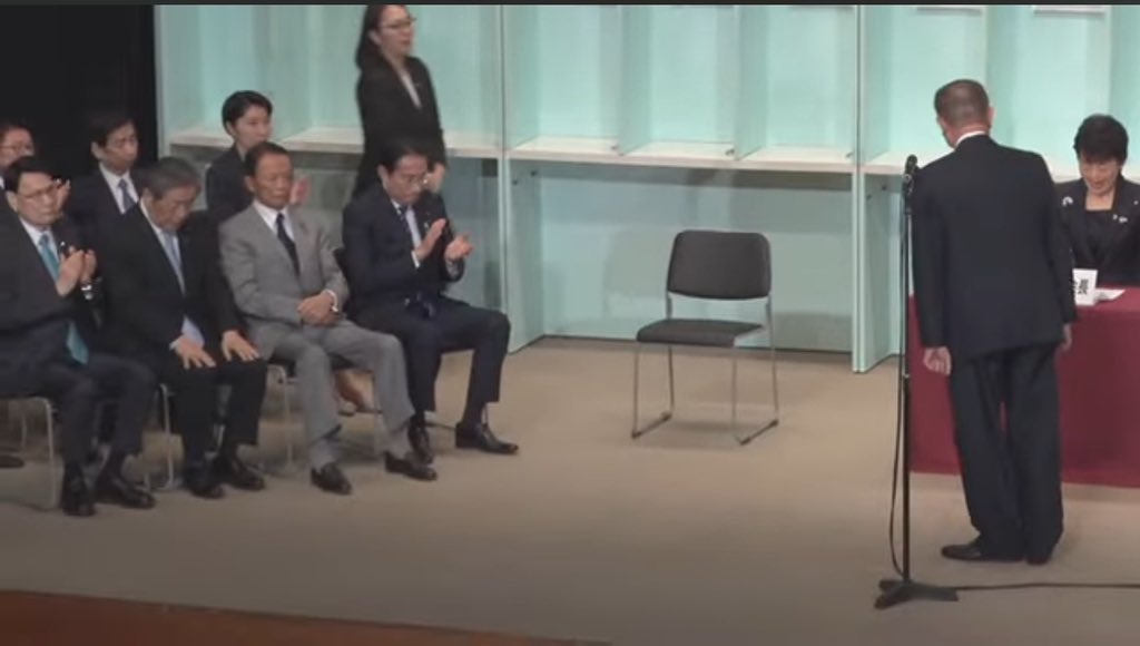 rintang_yutang's tweet photo. テレビ見てて面白かった。

石破さんが決まった後の麻生さんの表情がずっと固く人目もあるのににこりともせず。
周りがみんなノーサイドで形だけでもお祝いムードの中麻生さんだけが拍手していない姿がめちゃくちゃ印象的。
84才の人に政治を牛耳って欲しくない。
お疲れさまでした！ https://t.co/ihSb1ozQLe