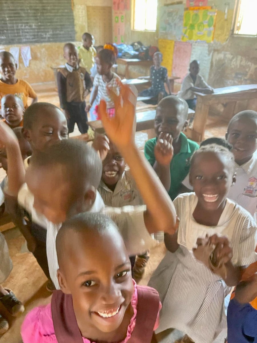4_oiseaux's tweet image. Happy children at Little Angels Primary School
The new term is under way.
#ForeverFriendsofUganda
