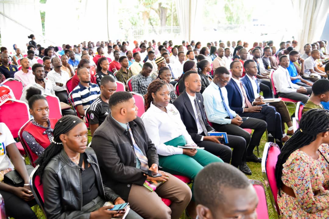 GovUganda's tweet image. "Financial stress is another significant challenge. 2.1% of continuing students have lost their tuition to betting, while 12.6% are dealing with pressing debts. The #ELP provides solutions to these financial pressures." - Barbara Kaija #ELPLaunch
#EmergingLeadersProgram