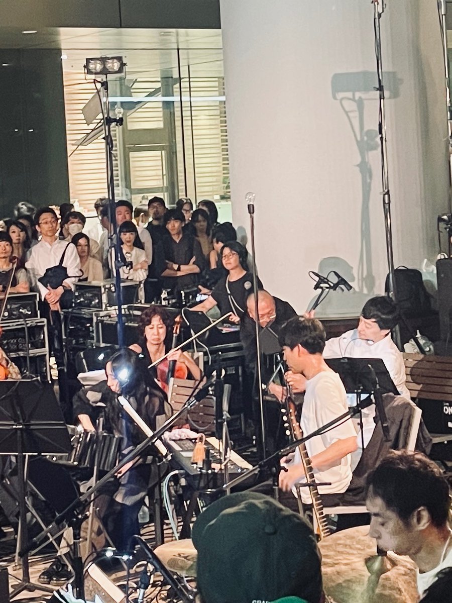 kzygu1's tweet photo. 蓮沼執太のフリーライブ
来るの遅くなって後ろの方なってしまった
広場みたあなたかでやっててチル https://t.co/QVsDoNZa13