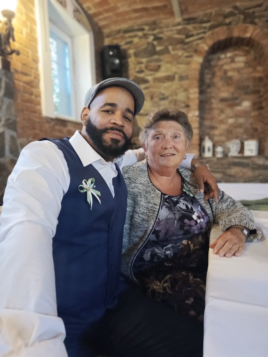 Ještě jedna ze svatby s mámou 🤌🏾
Bylo mi pár měsíců, když si mě společně s tátou adoptovala z kojeňáku v Plzni. 
Bohyně❤️