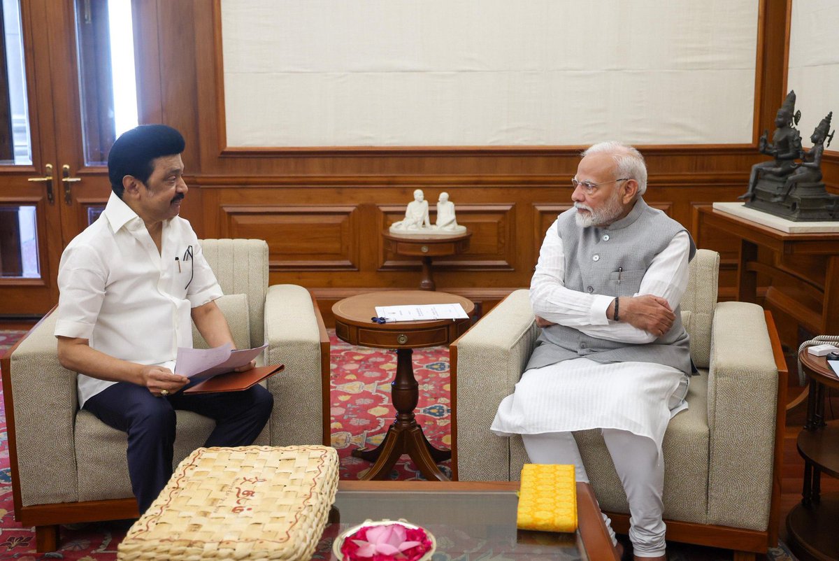 karaikudiyan's tweet photo. இப்படி பம்மிக்கிட்டு உக்காந்திருந்தா பத்து பைசா கூட தரமாட்டோம்ன்னு பொருள்!…
ஆரிய மாயை!
#ஆரியம்விசம் #RSSClown https://t.co/1ShsL4u3sr