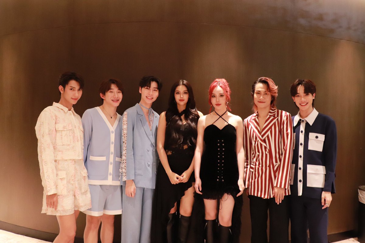 HentOfficial's tweet photo. ได้ร่วมเฟรมอย่าง JMNK "จัสมินณิก้า" ศิลปินดูโอดีวาส์จากค่าย XOXO Entertainment ยินดีและดีใจมากๆค่ะ 💖

#HENTxMAYATVAWARDS2024 
#MAYATVAWARDS2024 #มายามหาชน2024 
#HENT_th 
#SurvivalEntertainment
 #TPOP #LGBTQ https://t.co/1XZUiLc6cc