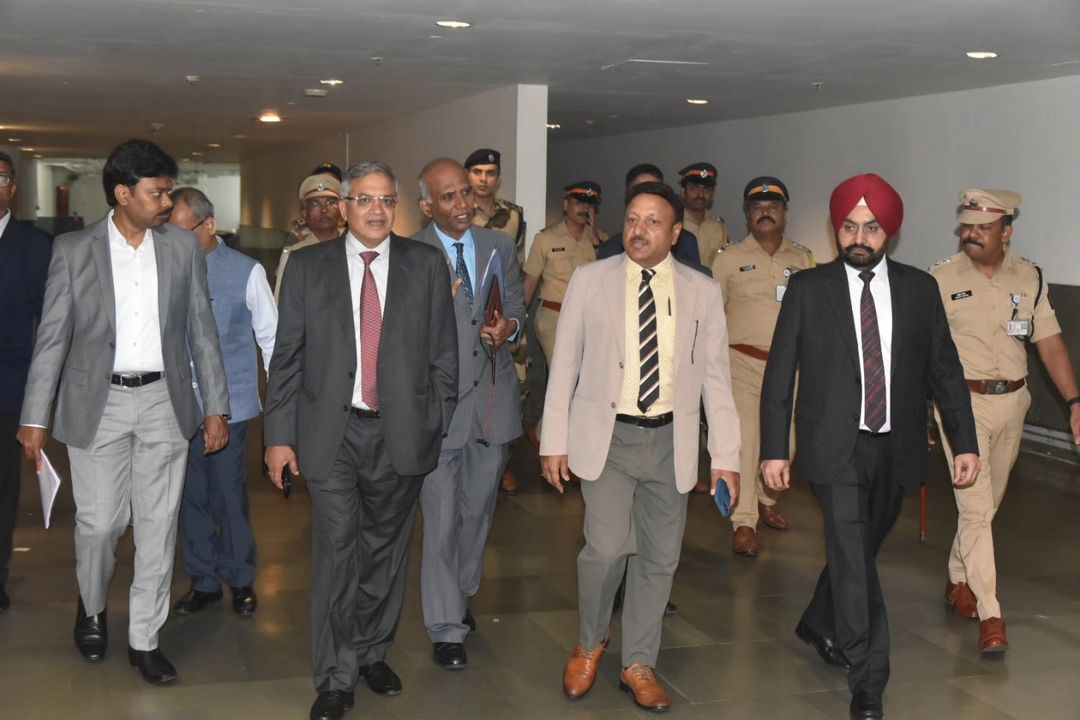 ero159dindoshi's tweet photo. ECI delegation led by CEC Rajiv Kumar along with ECs Gyanesh Kumar and Dr. S S Sandhu arrived at Mumbai tonight for review of poll preparations of forthcoming #Assembly Elections in Maharashtra, over the next two days. 
@CEO_Maharashtra @ElectionMsd https://t.co/ChGDGiAuRc