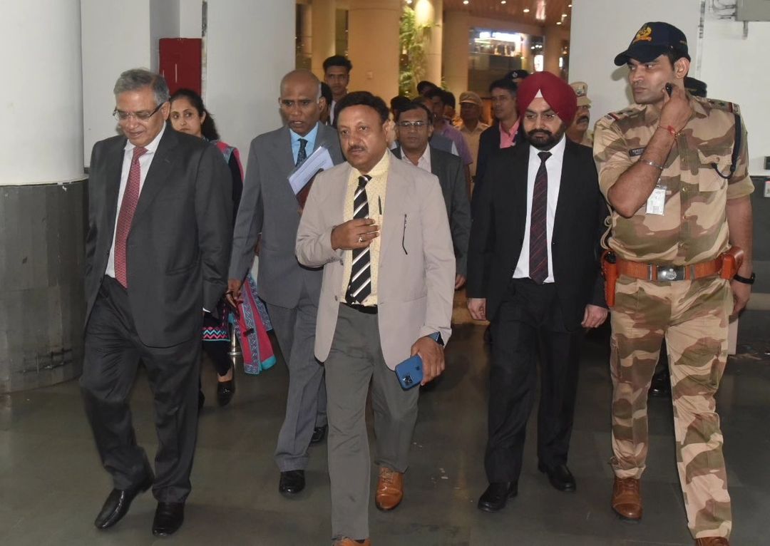 ero159dindoshi's tweet photo. ECI delegation led by CEC Rajiv Kumar along with ECs Gyanesh Kumar and Dr. S S Sandhu arrived at Mumbai tonight for review of poll preparations of forthcoming #Assembly Elections in Maharashtra, over the next two days. 
@CEO_Maharashtra @ElectionMsd https://t.co/ChGDGiAuRc