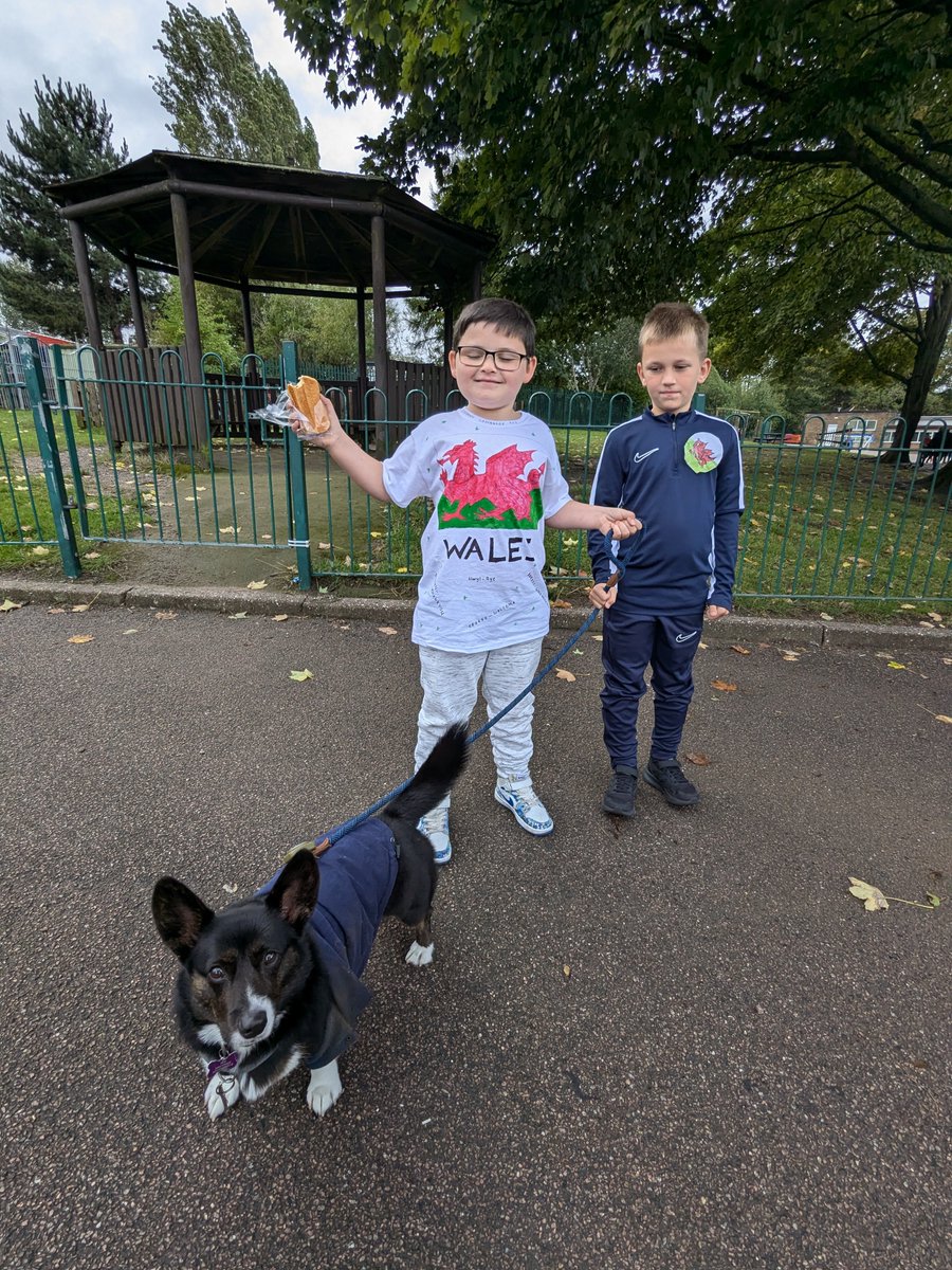 Lea_Forest_MrC's tweet photo. Jess the Corgi was helping our Year 4 children learn about Wales today in school! #EuropeanDayOfLanguages 

Roedd Jess y Corgi yn helpu ein plant Blwyddyn 4 i ddysgu am Gymru heddiw yn yr ysgol! 
@Lift_Lea_Forest @LLF_DHT @BirminghamEdu @LiftSchools https://t.co/aZ7a2TQwZ0