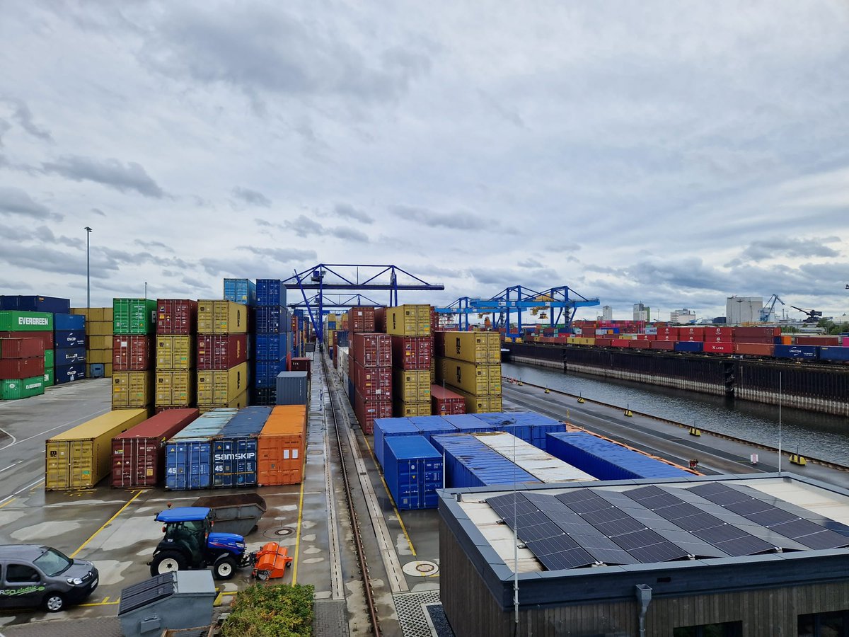 ECTA - European Clean Trucking Alliance (@ectalliance) on Twitter photo Members of ECTA visited the <a href="/Contargo/">Contargo trimodal</a> tri-modal Terminal in Neuss, witnessing cutting-edge infrastructure that supports the transition to #zeroemission #logistics including the cutting-edge charging bay for up to 4 zero-emission #trucks.
We are driving to zero emission! Members of ECTA visited the <a href="/Contargo/">Contargo trimodal</a> tri-modal Terminal in Neuss, witnessing cutting-edge infrastructure that supports the transition to #zeroemission #logistics including the cutting-edge charging bay for up to 4 zero-emission #trucks.
We are driving to zero emission!