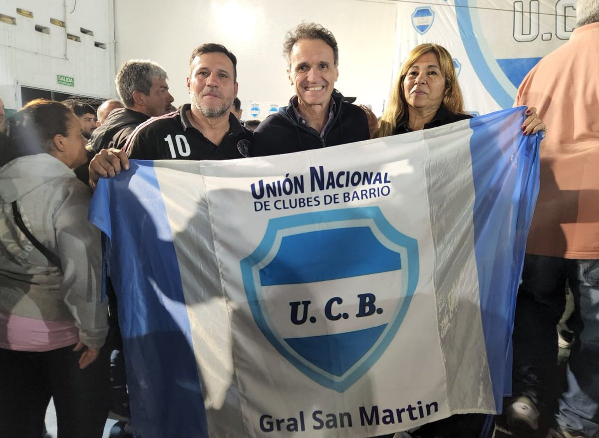 Anoche estuve en la asunción de las nuevas autoridades de la <a href="/UncbOficial/">UNCBOFICIAL</a>, que representa a nuestros clubes de barrio.

Frente a los negociados y a los tarifazos, vamos a defender a todas las instituciones que contienen, enseñan y abrazan a los pibes y las pibas de la Argentina.