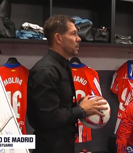 촐로 경기 전에 라커룸에서 맨날 이러고 잇는거 같은데 볼때마다 웃겨 죽겟음..