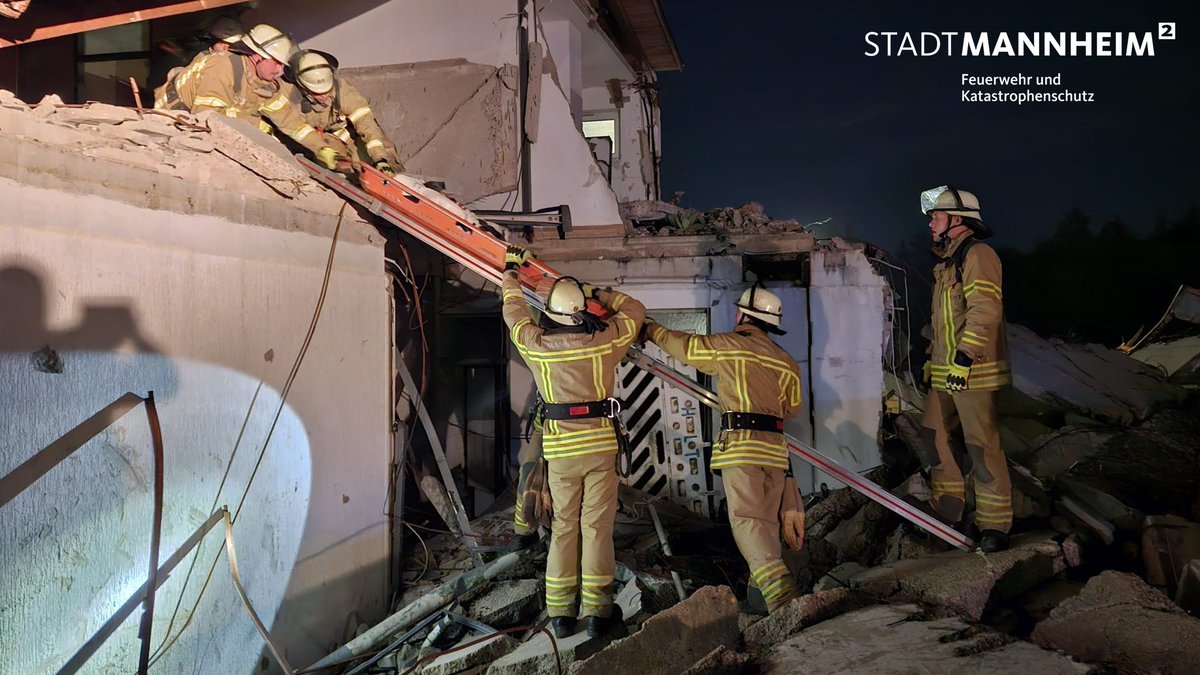 FwMannheim's tweet photo. Bei Tag☀️und in der Nacht🌙 trainierte der Grundlehrgang der #Berufsfeuerwehr #Mannheim in einer Praxiswoche spezielle Szenarien der Brandbekämpfung und der technischen Hilfeleistung praxisnahe am #TCRH in Mosbach. #EinsatzfuerMannheim https://t.co/5ap1CbkpRN