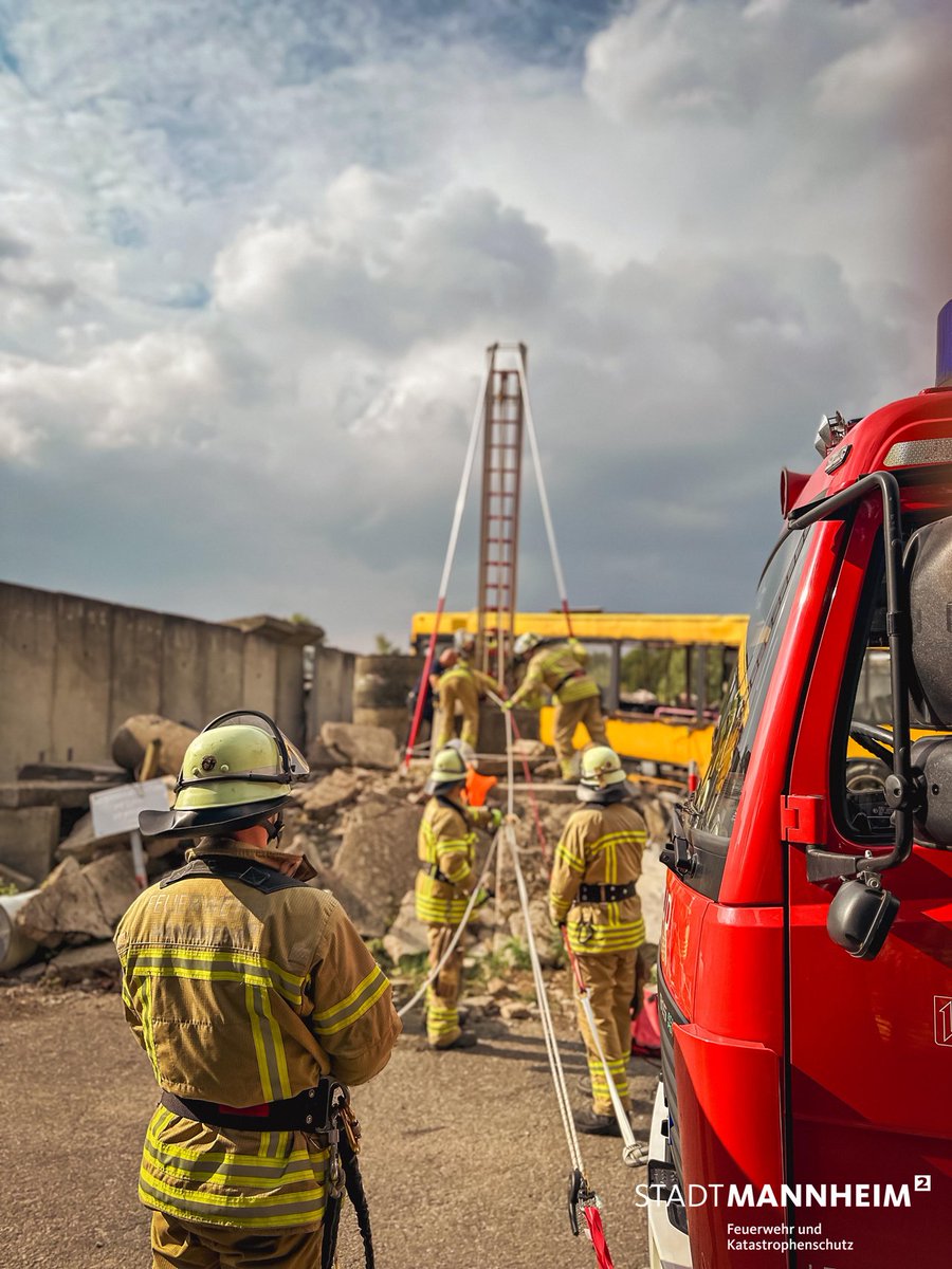 FwMannheim's tweet photo. Bei Tag☀️und in der Nacht🌙 trainierte der Grundlehrgang der #Berufsfeuerwehr #Mannheim in einer Praxiswoche spezielle Szenarien der Brandbekämpfung und der technischen Hilfeleistung praxisnahe am #TCRH in Mosbach. #EinsatzfuerMannheim https://t.co/5ap1CbkpRN