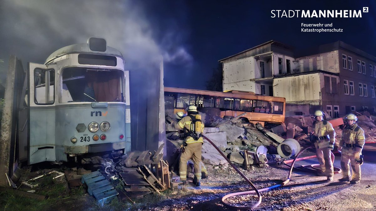 FwMannheim's tweet photo. Bei Tag☀️und in der Nacht🌙 trainierte der Grundlehrgang der #Berufsfeuerwehr #Mannheim in einer Praxiswoche spezielle Szenarien der Brandbekämpfung und der technischen Hilfeleistung praxisnahe am #TCRH in Mosbach. #EinsatzfuerMannheim https://t.co/5ap1CbkpRN