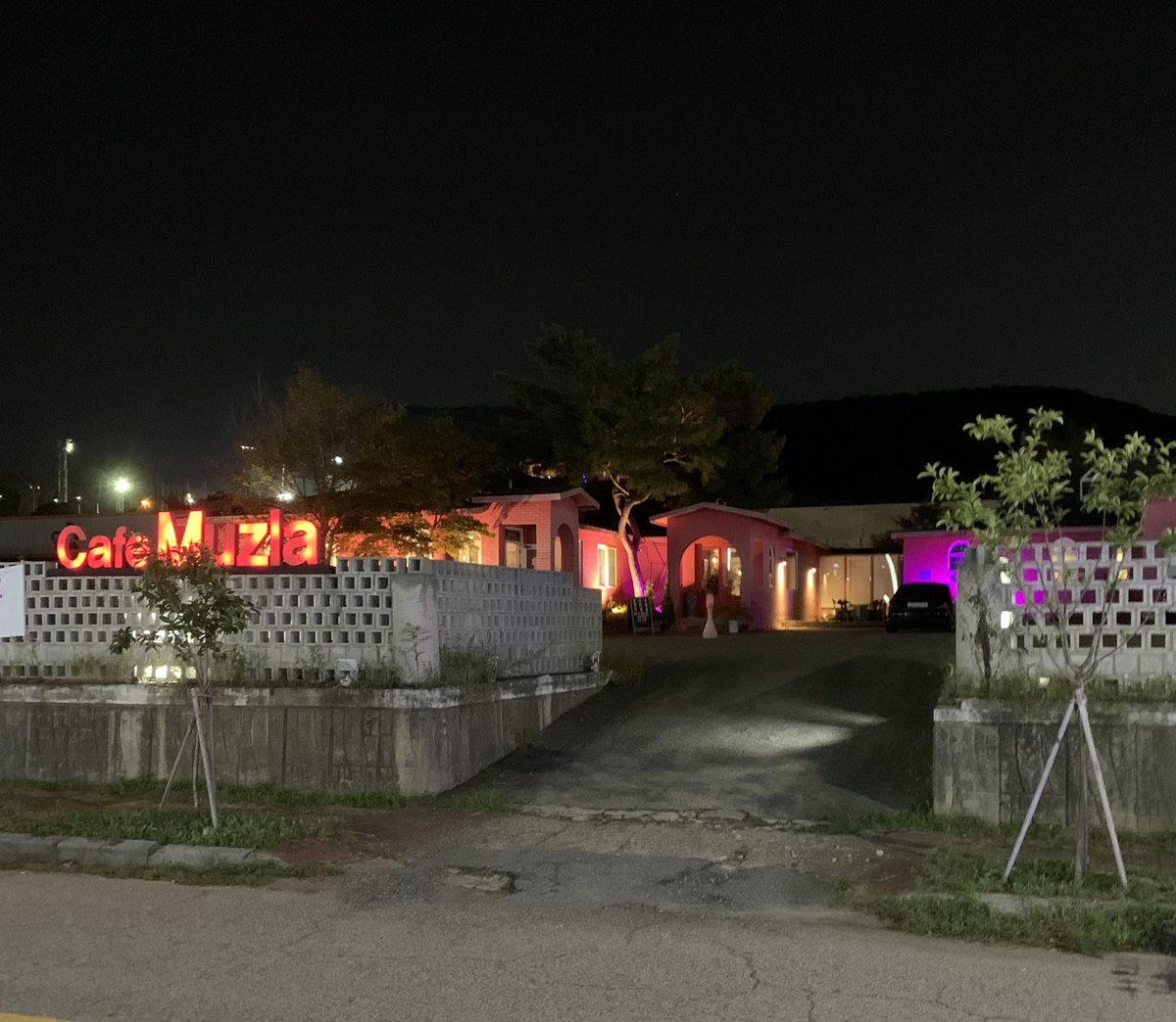 출장 왔는데 숙소앞이…..😛😋🤪😜
#므즐라 #혼자