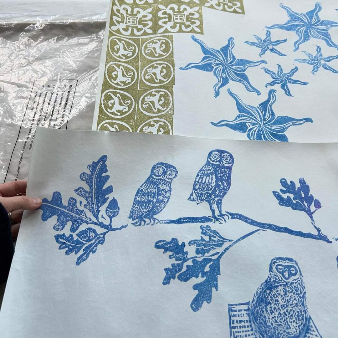cirenhistory's tweet photo. Join Jenny, obsessive block printer for 30 yrs, with her tea towel printing drop-in at @newbreweryarts during festival week, using her Cirencester-history-inspired blocks.
10am-4pm, Sat 2nd Nov,
£7 on the day
#blockprintingworkshop #cirenhistoryfest #letsmakehistorytogether https://t.co/nUHtap4597