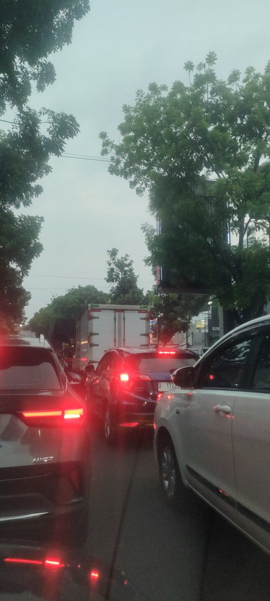 CecepSutandi's tweet photo. @PRFMnews Macet parah jalan Surya Sumantri sudah 30 menit tidak bergerak https://t.co/3cMQKC39fA
