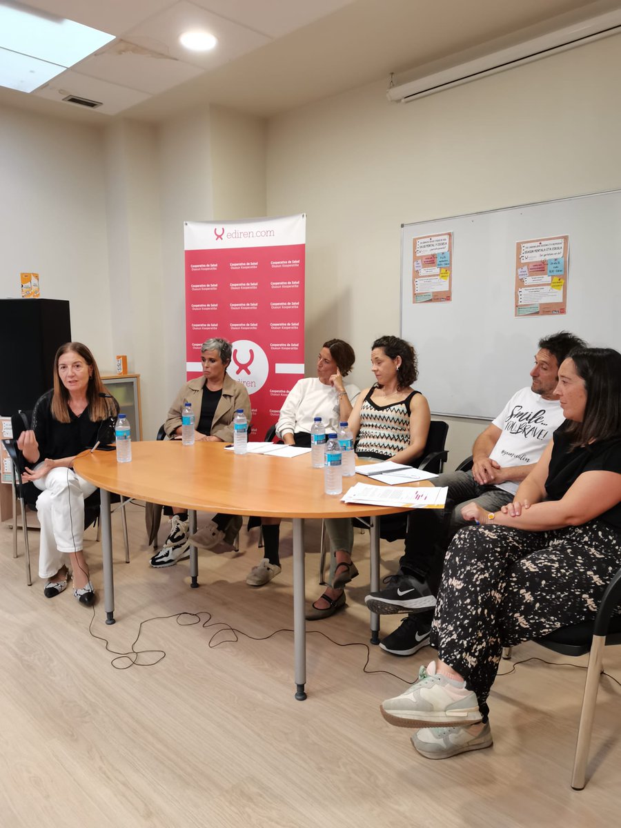edirensalud's tweet photo. 🗣️Luxu bat da osasun mentala eskolan jorratzeari buruzko mahai-ingurua: erronka kolektiboa.
👏Eskerrik asko hizlariei eta bertaratutakoei parte hartzeagatik. Eztabaidarako eta hausnarketarako gune gehiago zabaltzen jarraituko dugu.
#edirensalud #osasunmentala #eskola https://t.co/UblxnhrZVr