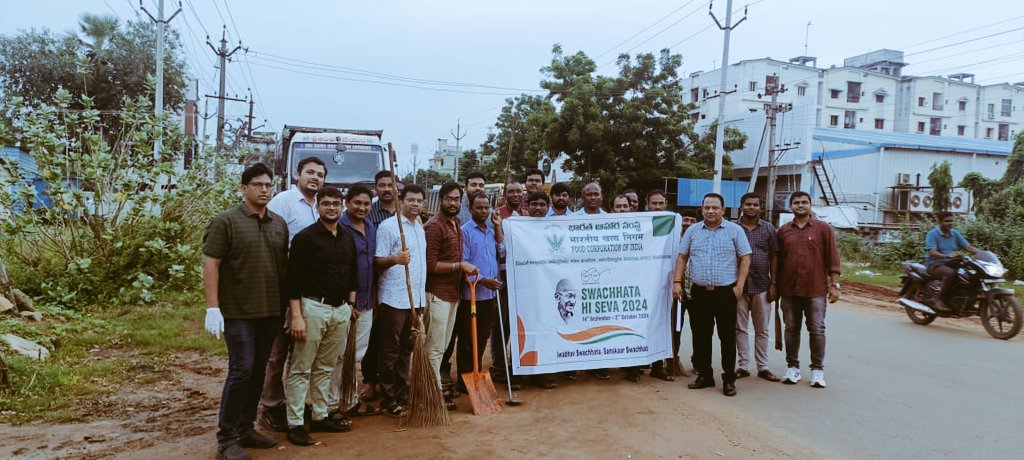 FCITpgudem's tweet photo. As a part of #SwachhataHiSeva2024 ,Cleanliness drive was conducted in presence of Shri.Kuldeep Singh ,DM FCI, DO Tadepalligudem by removing garbage at public places Eluru on 26.09.24
@FciTpgudem
@FCI_Amaravati
@FCI_India
@fooddeptgo https://t.co/YcEcOe2LiK