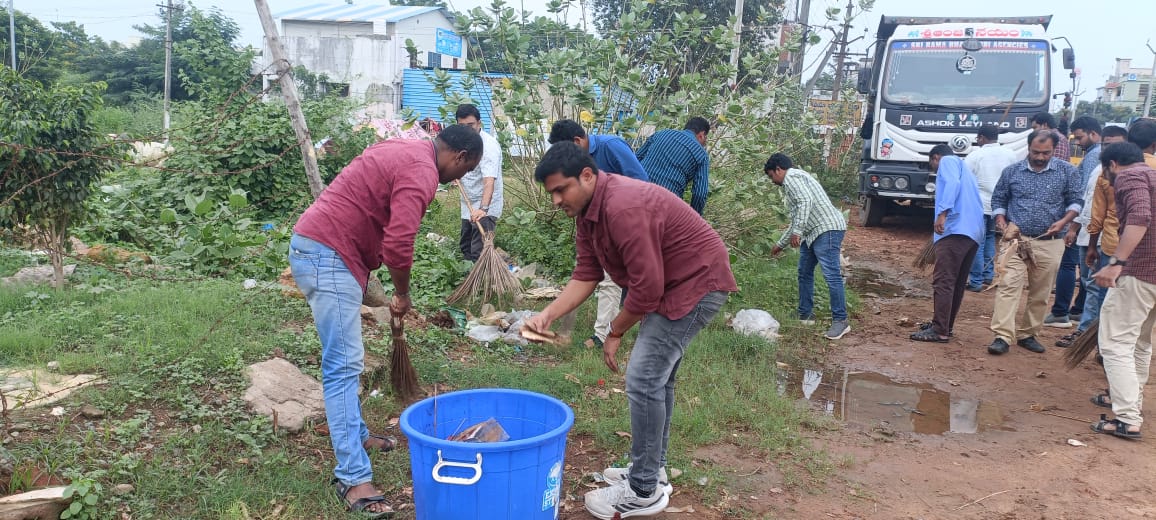 FCITpgudem's tweet photo. As a part of #SwachhataHiSeva2024 ,Cleanliness drive was conducted in presence of Shri.Kuldeep Singh ,DM FCI, DO Tadepalligudem by removing garbage at public places Eluru on 26.09.24
@FciTpgudem
@FCI_Amaravati
@FCI_India
@fooddeptgo https://t.co/YcEcOe2LiK