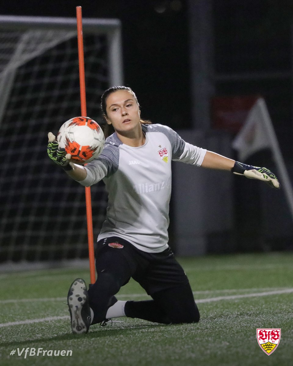VfB_Frauen's tweet photo. Welcome back, Ki! 😍 Unsere Keeperinnen im Einsatz! 🧤⚽️
#VfBFrauen | #Beck | #Leci | #Training | #VfB https://t.co/1AkfkGGXwZ