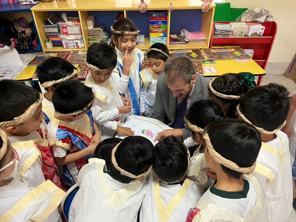 trilemaedu's tweet photo. Estamos haciendo visitas a las escuelas de la @Red_EQAp en el #CogresoInternacionalEQAp. Para compartir experiencia, vivir celebraciones del aprendizaje y comprobar que por muy lejos que nos encontremos el #ModeloRubik está presente 🤩📚🏫
¡Emocionados con el trabajo de Perú! https://t.co/wLYfv3HTC4