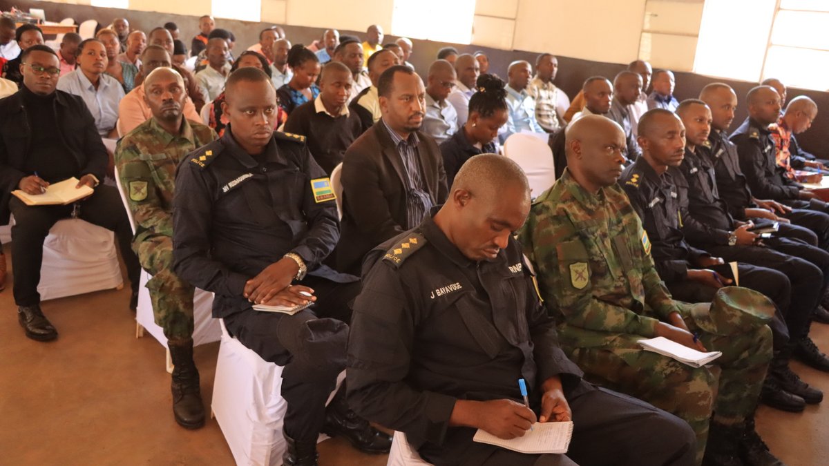 KireheDistrict's tweet photo. Inama y'umutekano yaguye yateranye iyobowe n'umuyobozi w'Akarere @rangira ari kumwe n'inzego z'umutekano iri kwigira hamwe uko umutekano wifashe mu Karere, yasabye abayobozi kwibutsa abaturage gukora amarondo bicungira umutekano, kurwanya magendo,no gukemura ibibazo by'abaturage. https://t.co/55yfZ7eLl1