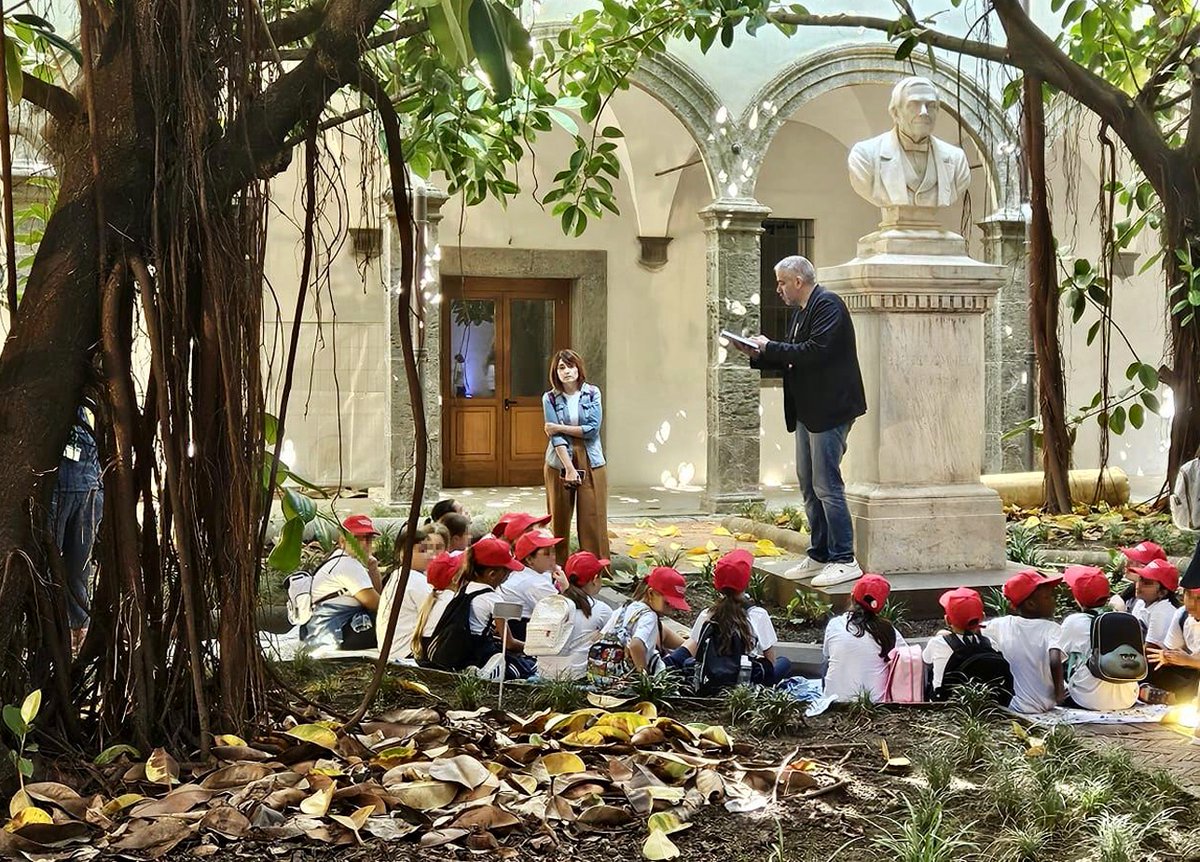 Crescere con le parole.

È iniziato ufficialmente "Ricomincio dai Libri", e con quale foto inaugurare l'evento, se non con questa?
Questa è la #casadellestorie che stiamo costruendo insieme, mattone su mattone.
ph: Luigi Crimi