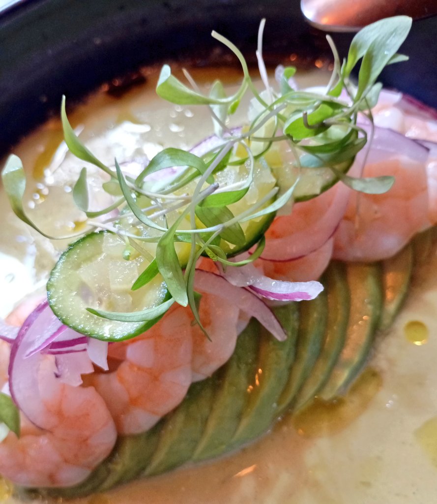 At a time of Mexican-Spanish midunderstandings, lunch at La Única, Madrid branch of the ritzy Mexican chain. 3 years ago it opened, talented Madrid-born Andrés Madrigal designed its 'Mexiterranean' menu. He soon left (his brilliant Per Se). La Única not quite as fine now, but OK.