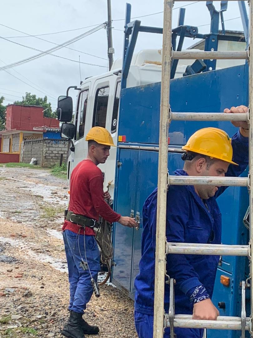 En las imágenes? 👷👷🏾‍♂️ linieros de Operaciones de la Red <a href="/ETECSA_Cuba/">ETECSA</a> #PinardelRío en las acciones de recuperación, luego del paso del huracán #Helene. 
!Así son nuestros muchachos! 
Una fuerza valiente e imprescindible ante cualquier tarea.
 #EsteEsNuestroAzul 
#30AñosContigo