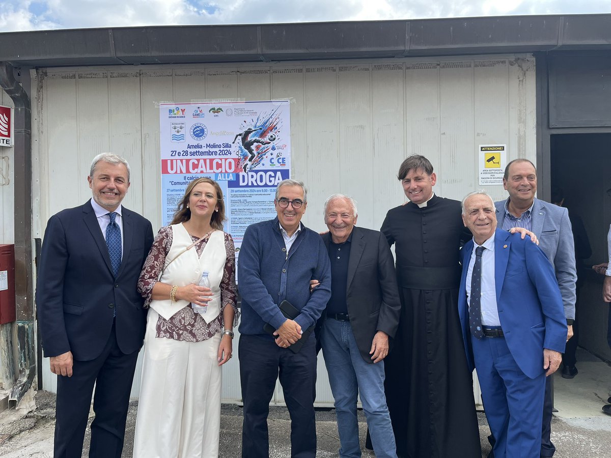 gasparripdl's tweet photo. Con don Coluccia, il maestro Mogol, l’On. Nevi, l’Avv. Lorefice e la dott.ssa Fontanella alla Comunità Incontro per dare “Un calcio alla droga”! https://t.co/BeCOB8QZhm