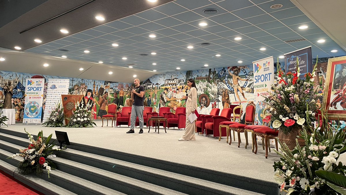 gasparripdl's tweet photo. Con don Coluccia, il maestro Mogol, l’On. Nevi, l’Avv. Lorefice e la dott.ssa Fontanella alla Comunità Incontro per dare “Un calcio alla droga”! https://t.co/BeCOB8QZhm