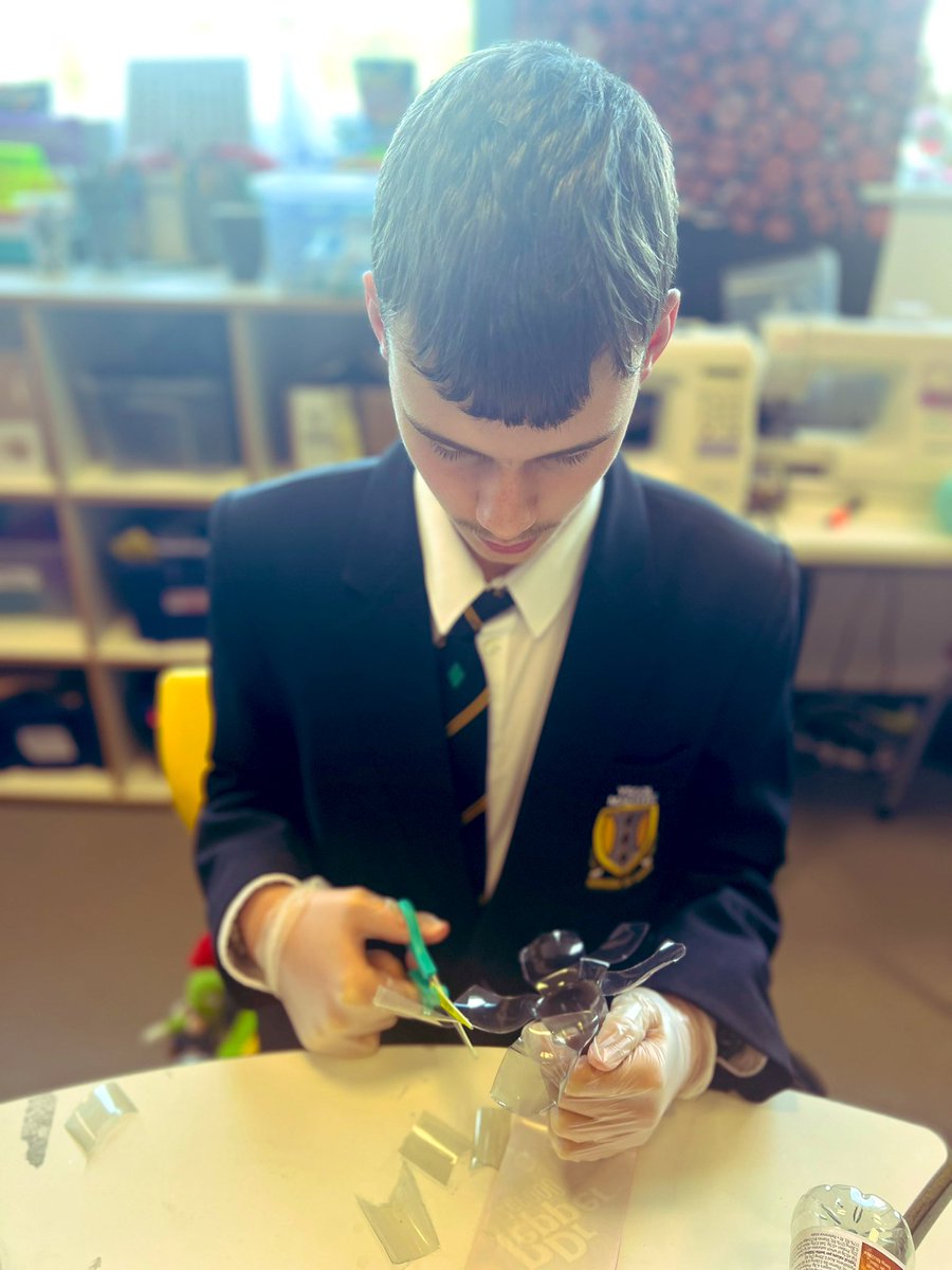 Princes Trust are hard at work creating beautiful poppies for Remembrance Day. We’ve been collecting bottles for weeks &amp; are now cutting &amp; manipulating them using the heat guns. Hoping to make over 400 to display in our car park ❤️ <a href="/MaestegSchool/">Maesteg School</a> @PrincesTrust #remembranceday