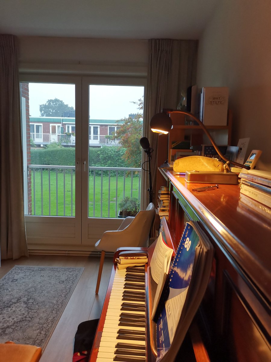 vrijezangvogel's tweet photo. Wat doe je als het plenst van de regen? Een meditatief moment voorbereiden voor 6 oktober in Oude Kerk Spaarndam. (ik val in) #muziek #meditatie #verstilling #Taize 

Was vanochtend even buiten toen het flink waaide en nog droog. #Regendag https://t.co/X12UyWNEOH