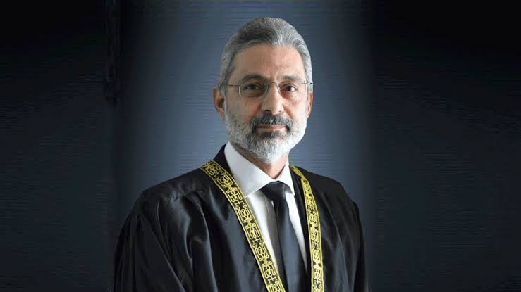 imranwaseem92's tweet photo. نیوز الرٹ 🚨🚨
چیف جسٹس آف پاکستان جسٹس قاضی فائز عیسی کے خط کا مکمل اردو ترجمہ

میرے پیارے شاہ صاحب،
بہ حوالہ آپ کے خط مورخہ 23 ستمبر 2024 جو ’سپریم کورٹ (عمل اور طریقِ کار) ایکٹ 2023‘ کے تحت قائم کمیٹی کی سیکریٹری‘ کے نام ہے  (بالترتیب ’رجسٹرار‘، ’کمیٹی‘ اور ’ایکٹ‘)، اور جس کی نقول ’سپریم کورٹ کے تمام ججز‘ کو بھیجی گئی تھیں۔ کمیٹی کی میٹنگ میں رجسٹرار نے جسٹس ��مین الدین خان اور مجھے آپ کے خط کی کاپی فراہم کی، لیکن صحافیوں نے ہم سے پہلے ہی اسے حاصل کر لیا تھا۔
ایکٹ نے درج ��یل کام کیے:
•آئینی تشریح کے متقاضی مقدمات کا فیصلہ کرنے والا بنچ کم از کم 5 ججز پر مشتمل ہوگا؛
•آئین کی دفعہ 184(3) کے تحت سپریم کورٹ کے براہ راست فیصلے کے خلاف اپیل ہوسکے گی اور ایک بڑا بینچ اس کی سماعت کرے گا؛
•جس فیصلے کے خلاف نظرثانی کی درخواست دی جائے اس میں وکیل کی تبدیلی کی اجازت؛
•فوری نوعیت کے مقدمات کو 14 دن کے اندر مقرر کرنا؛ اور
•بینچز کی تشکیل ایک تین رکنی کمیٹی کے ذریعے ہو گی جس کی سربراہی چیف جسٹس کریں گے۔
جسٹس منیب اختر، جن کی آپ غیر متزلزل حمایت کرتے ہیں، نے اس ایکٹ کی مخالفت کی۔
میرے فیصلے کی تعریف کرنے اور ’راجا عامر خان بمقابلہ وفاق پاکستان‘ کی�� میں میرا حوالہ دینے کے لیے آپ کا شکریہ۔ اس کا سہرا میرے تمام معزز ساتھیوں (جن میں آپ بھی شامل ہیں) کو جا��ا ہے جنھوں نے اس سے اتفاق کیا۔ اس فیصلے نے پارلیمنٹ کے قانون سازی کے اختیار کو تسلیم کیا اور ساتھ ہی بینچز مقرر کرنے میں چیف جسٹس آف پاکستان کی من مانی کو ختم کیا۔ سماعت کے دوران جسٹس اختر کی طرف سے چیف جسٹس کے مکمل اختیارات کے زبردست دفاع کا بھی ذکر ہونا چاہیے، لیکن ایسا کرتے ہوئے میں یہ تاثر نہیں دینا چاہتا کہ انھوں نے یا دوسرے معزز ساتھیوں نے (جو اقلیت میں تھے) ایسا اس لیے کیا کہ وہ چیف جسٹس آف پاکستان بننے کی راہ پر تھے، اور نہ ہی میں جناب مظاہر علی اکبر نقوی پر سوال اٹھاتا ہوں، جنھیں سپریم جوڈیشل کونسل نے بدعنوانی کا مرتکب قرار دے کر ہٹا دیا تھا۔
سپریم کورٹ رولز 1980ء (’رولز‘) کے تحت چیف جسٹس کو بینچز کی تشکیل کا اختیار تھا، تاہم اس اختیار کا بعض افراد نے، خاص طور پر آئینی تشریحات کے معاملات میں، جن کے دور رس اثرات تھے، غلط استعمال کیا۔ میرے معزز پیشروؤں کی جانب سے بینچز کی ترتیب اور ہر بار جسٹس ا��جاز الاحسن اور جسٹس اختر کو ان میں شامل کرنا اس سوال کو جنم دیتا ہے کہ آیا ان کی دانشمندی ان کے سینئرز سے برتر تھی۔
ایکٹ کے قانون بننے سے پہلے (جب یہ ایک بل کی شکل میں تھا) چیف جسٹس عمر عطا بندیال نے، جسٹس اختر اور دیگر معزز ججوں کی مدد سے، 13 اپریل 2023 کو چیف جسٹس کے اختیارات کو محفوظ رکھنے کے لیے مداخلت کی، اور ایسا کرنے کے بعد اس کیس کا فیصلہ نہیں کیا؛ یہ پہلا کیس تھا جس کا میں نے چیف جسٹس کے طور پر فیصلہ کیا۔
آپ نے صحیح  یاد کیا کہ میں ’قانون کے تحت متعارف کردہ اجتماعیت اور شفافیت پر مضبوطی سے یقین رکھتا تھا، اسی لیے بطور سینئر جج، انھوں نے ]میں نے[ کسی بھی بینچ میں بیٹھنے سے خود کو الگ رکھا اور راجہ عامر کیس کے فیصلے کا انتظار کرتے ہوئے کئی مہینوں تک چیمبر کے کام کا انتخاب کیا۔۔۔ اس ایکٹ کی اہمیت۔۔۔ اس طرح اجاگر ہوئی کہ یہ پہلا اور واحد کیس تھا جسے انھوں نے ]میں نے[ چیف جسٹس کا عہدہ سنبھالنے کے بعد سنا۔‘ آپ میری ’اجتماعیت پسندی‘ ک�� توثیق کرتے ہیں، لیکن آپ کی جانب سے آپ میرے چیمبر تک چند قدم چل کر اپنے خیالات شیئر نہیں کر سکے اور اس کے بجائے الٹی میٹم دیے۔
پریشان کن بات یہ ہے کہ آپ نے آرڈیننس نمبر VIII بابت 2024 پر،  جسے آپ ’ترمیمی آرڈیننس‘ کے نام سے یاد کر رہے ہیں، رائے دی ہے۔ آپ سے عمر میں بڑے اور قانون میں 42 سالہ تجربے کا حامل ہونے کے ناطے مجھے یہ مشورہ دینے کی اجازت دیجیے کہ ترمیمی آرڈیننس پر رائے دینا، جیسا کہ آپ نے کیا، اور اپنے خط کو ساتھی ججز میں تقسیم کرنا جبکہ یہ معاملہ سپریم کورٹ کے سامنے فیصلے کے لیے پیش ہو سکتا ہے، مناسب نہیں تھا۔
ترمیمی آرڈیننس نے تین رکنی کمیٹی برقرار رکھی ہے؛ چیف جسٹس اور سب سے سینئر جج کمیٹی کے رکن رہیں گے، تاہم قانون اب چیف جسٹس کو سپریم کورٹ کے ججز میں سے کسی تیسرے رکن کو نامزد کرنے کا اختیار دیتا ہے۔
شاہ صاحب! آپ نے میری جانب سے کمیٹی کے تیسرے رکن کو تبدیل کرنے پر سوال اٹھایا اور مجھے الٹی میٹم دیا کہ جب تک جسٹس اختر کو دوبارہ کمیٹی میں شامل نہیں کیا جاتا، آپ اس کے اجلاسوں میں شرکت نہیں کریں گے۔ احترام کے ساتھ عرض ہے کہ آپ کی یہ درخواست قانون کے منافی ہے۔
کمیٹی کے تیسرے رکن کی میری جانب سے تبدیلی پر قانونی طور پر آپ سوال نہیں اٹھا سکتے۔

 ۔